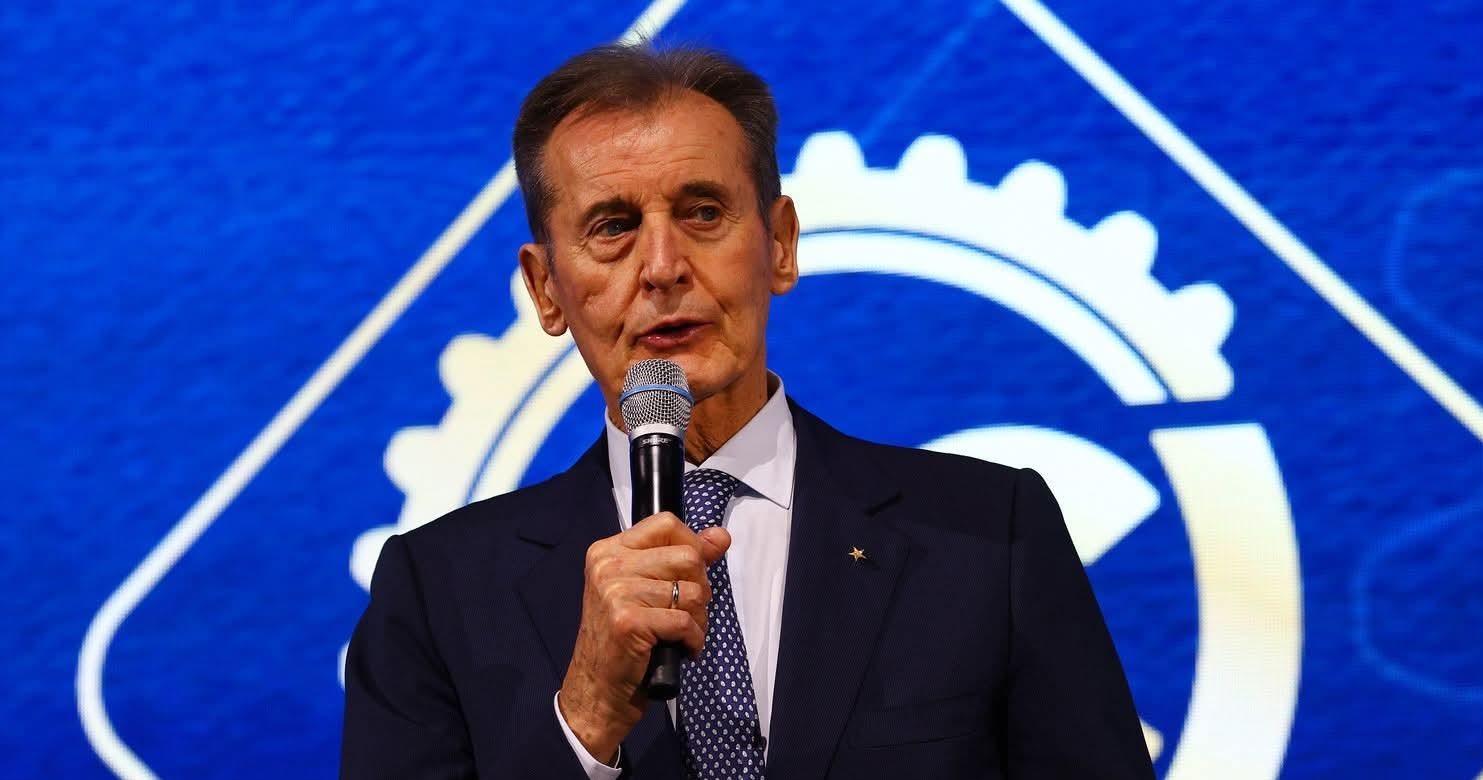Relatore al microfono durante la presentazione ufficiale del rally