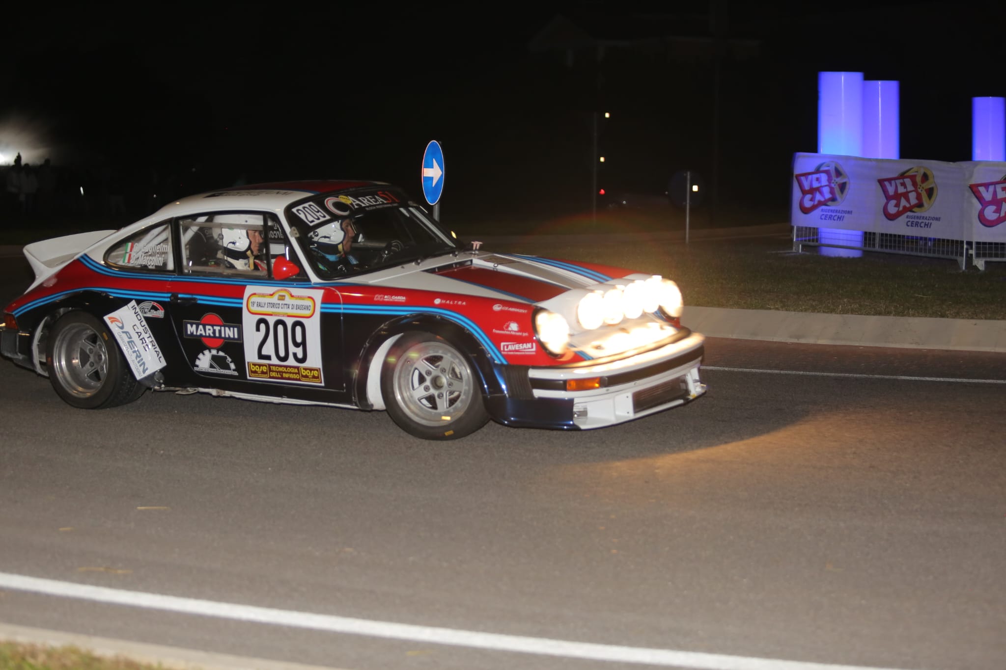 Porsche 911 storica in gara di notte durante il Rally Storico Città di Bassano