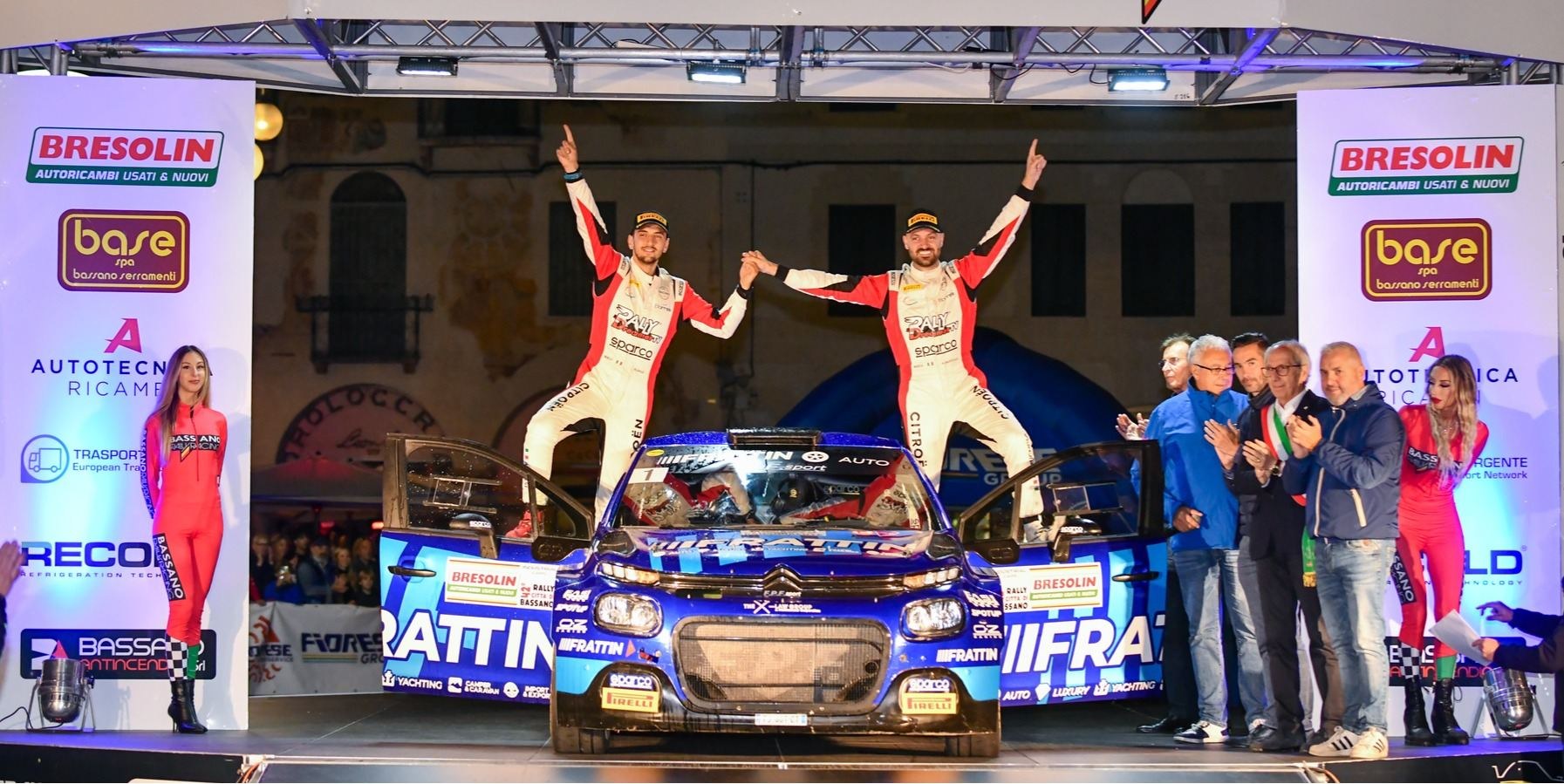 Auto da rally in azione lungo una prova speciale del Rally Città di Bassano