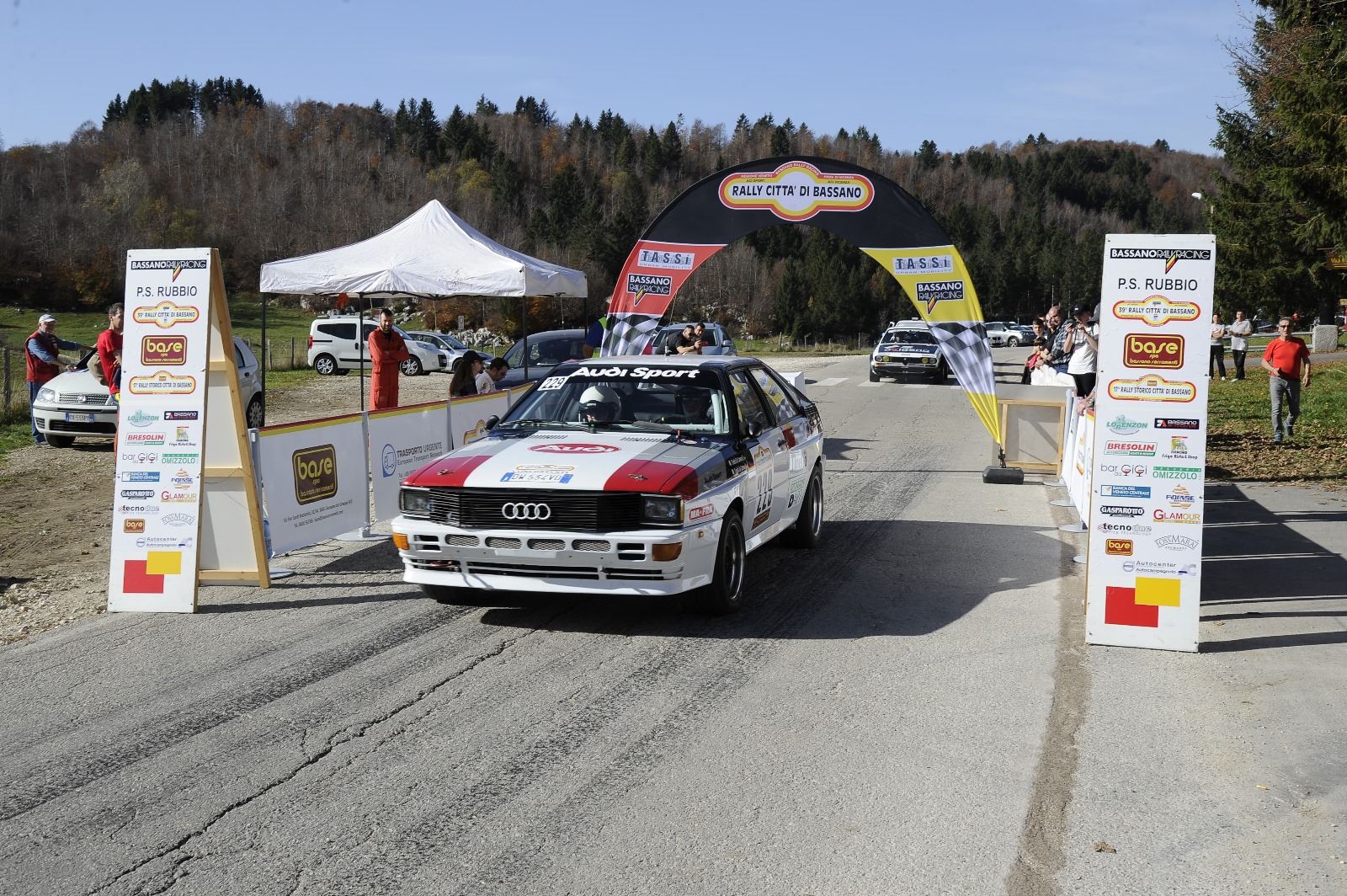 Auto storica al via della prova speciale Rubbio, sotto l'arco del Rally Città di Bassano